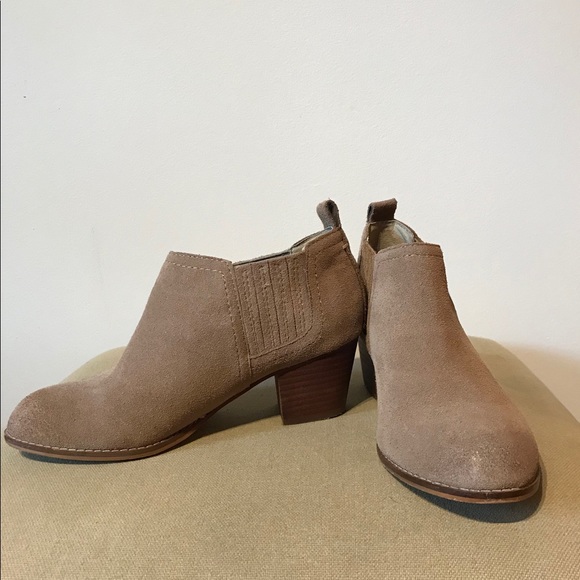 Light brown suede Dolce Vita ankle booties - Picture 6 of 6